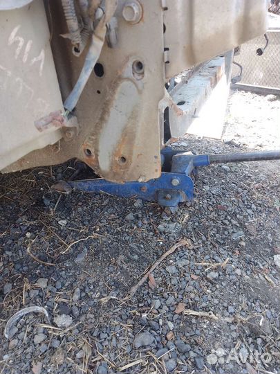 Буксировочные проушины перед Nissan Bluebird U14