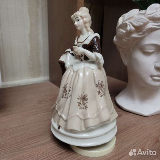 Музыкальная статуэтка фарфоровая ретро антиквариат