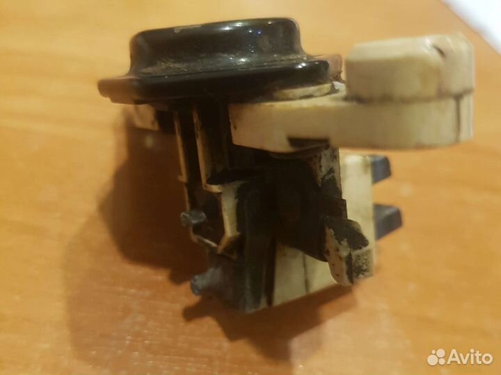 Регулятор напряжения Bosch 1197311026 F04R320375