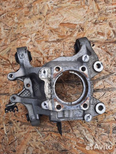 Кулак задний правый Chrysler 200 2016 068200071AC