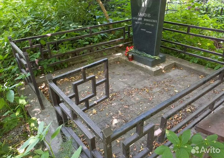 Уборка могил / Покраска ограды на кладбище