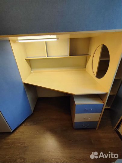 Детская кровать чердак со столом и шкафом