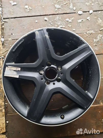 Один оригинал диск R20 AMG на Мерседес