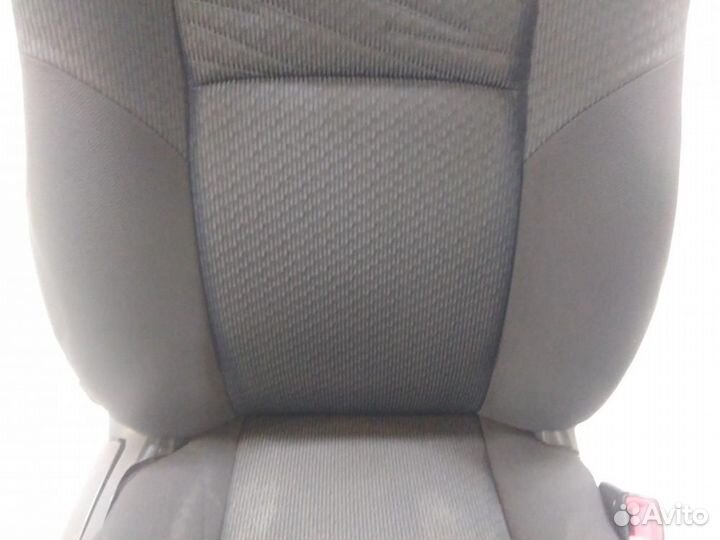 Сиденье переднее правое Toyota Avensis T270 ZRT271