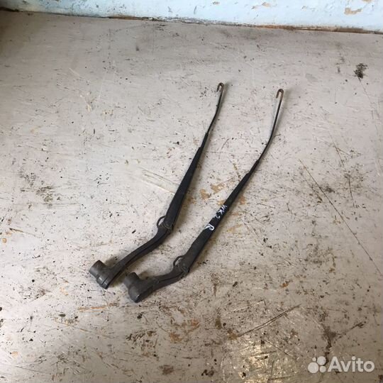 Поводок дворника Jeep Grand Cherokee WK2