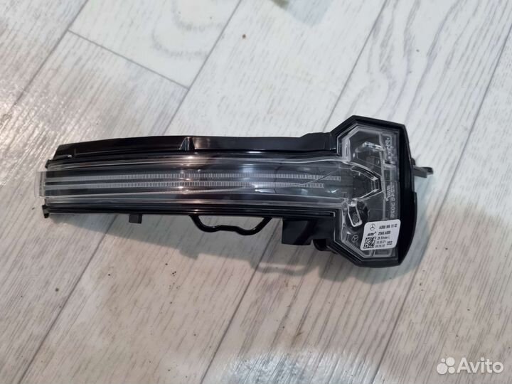Поворотник дополнительный левый в зеркало Mercedes