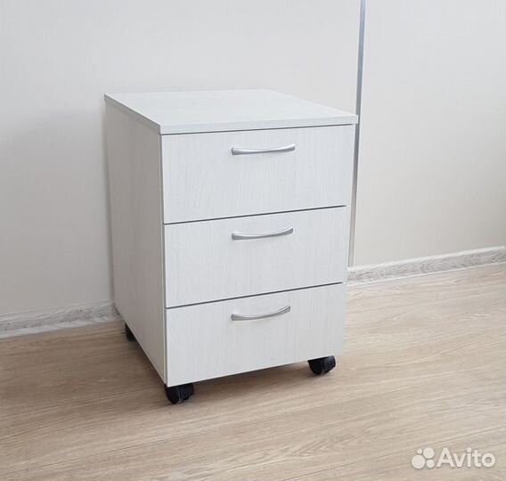 Офисная тумба подкатная с 3 ящиками. Новая