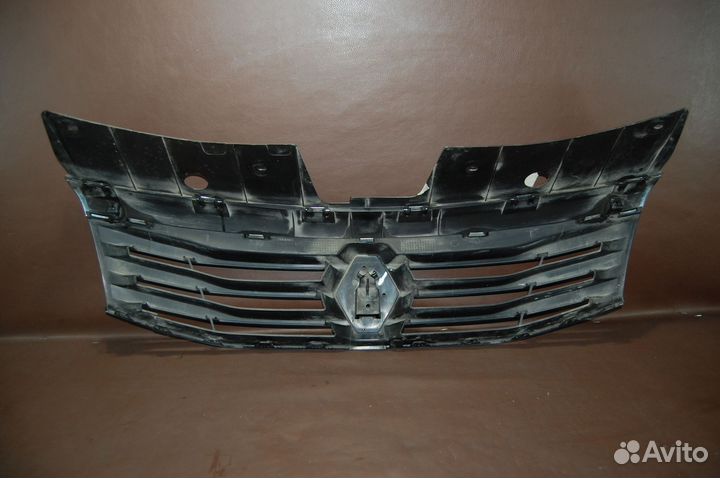 Решетка радиатора центральная - Renault Sandero 1