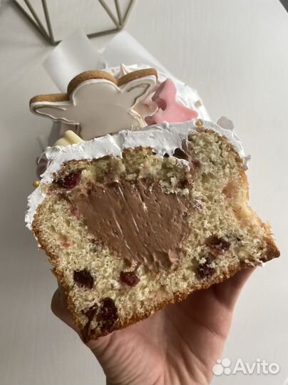 Кулич с шоколадным ганашом и клюквой