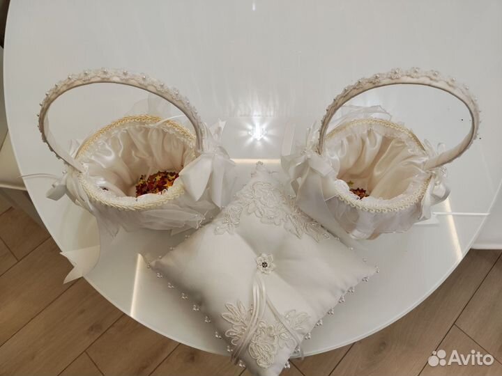 Свадебные корзины и подушка