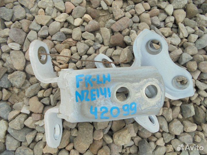 Петля двери передняя левая Toyota Corolla Axio