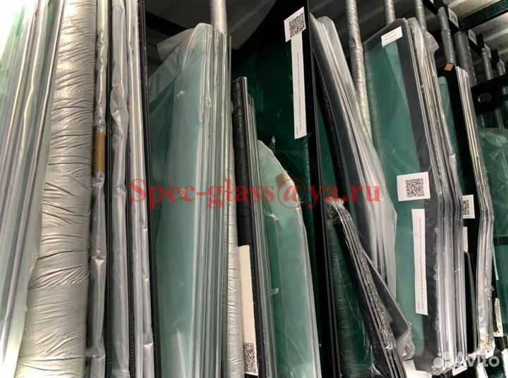 Стекло дверное правое верхнее для Caterpillar 428f