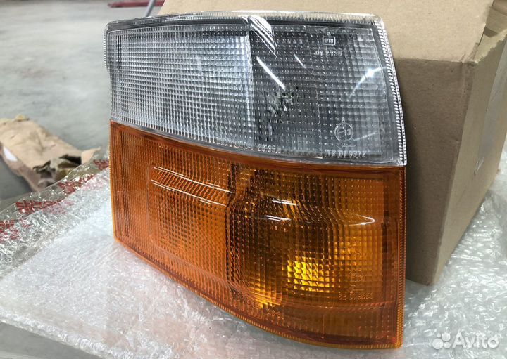 Фонарь указателя поворота RH Toyota Hiace H100