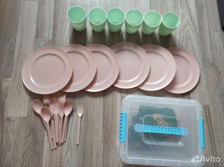 Набор посуды пластиковый в контейнере