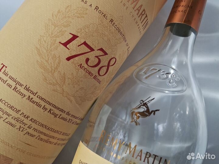 Пустая бутылка Remy Martin с коробкой