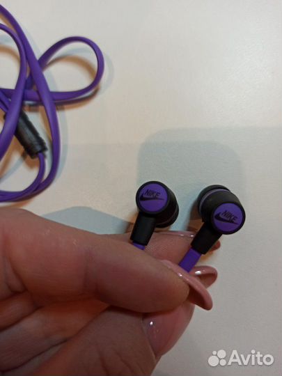 Фиолетовые наушники Nike