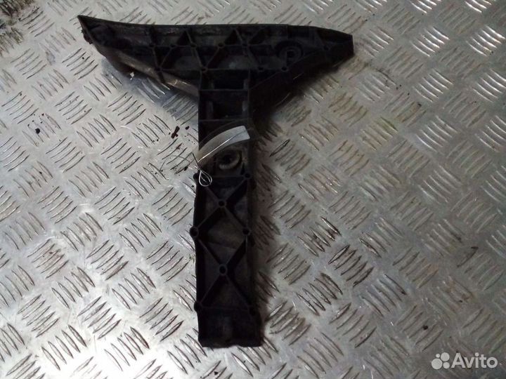 Кронштейн переднего бампера правый лт 35