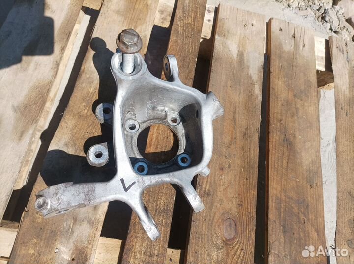 Задний левый поворотный кулак BMW F10