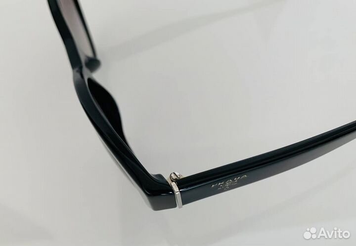 Солнцезащитные очки женские prada