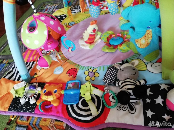 Развивающий коврик и игрушки для малыша