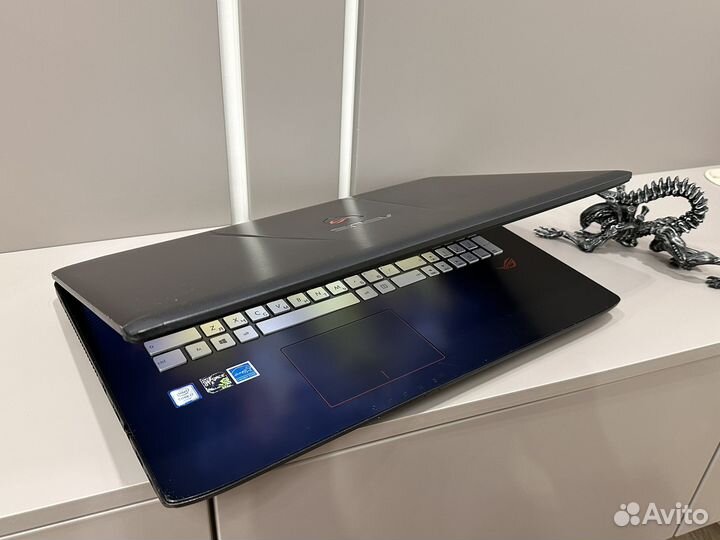 Asus 17.3/i7 8cpu/8gb/ssd+1tb