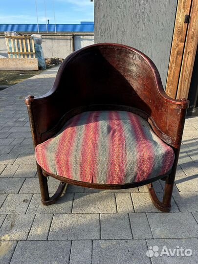 Старинное кресло