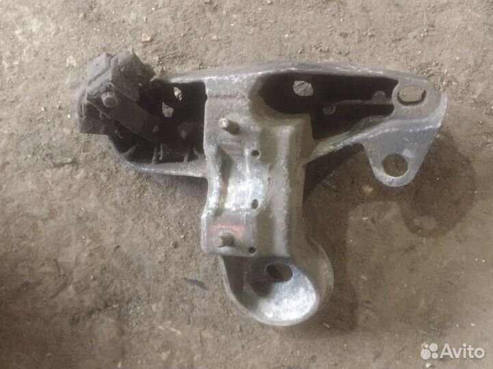 Кронштейн опоры двигателя левый audi a6c5