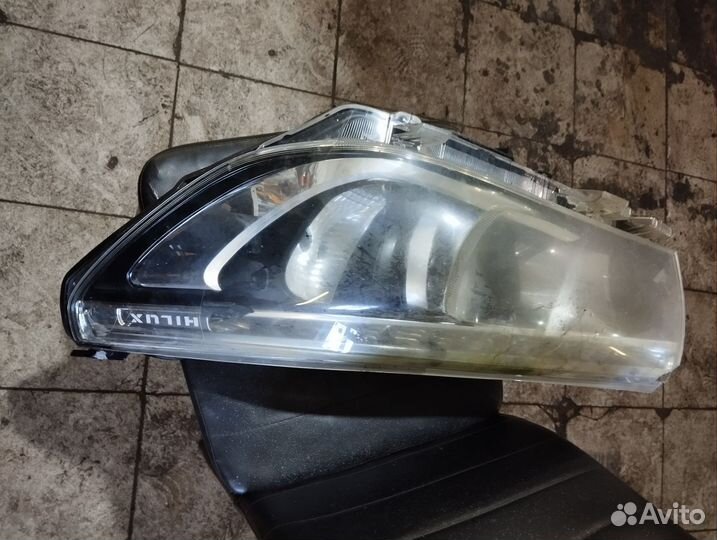Левая фара тоета Хайлюкс