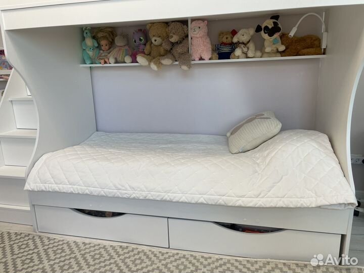 Двухъярусная кровать с лестницей комодом