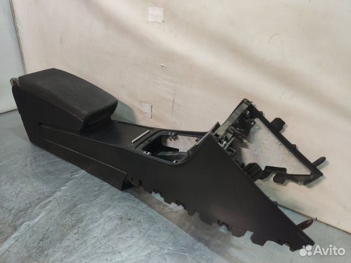 Консоль между сидений Volkswagen Passat B6 BSE