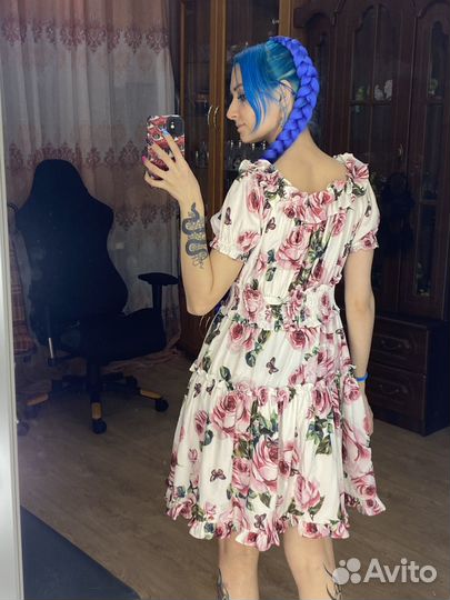 Нарядное платье легкое с розами