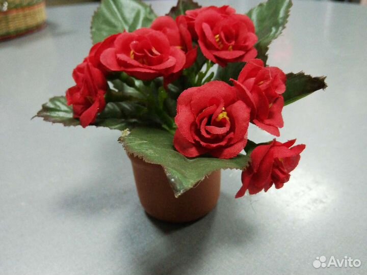 Искусственные цветы в горшке