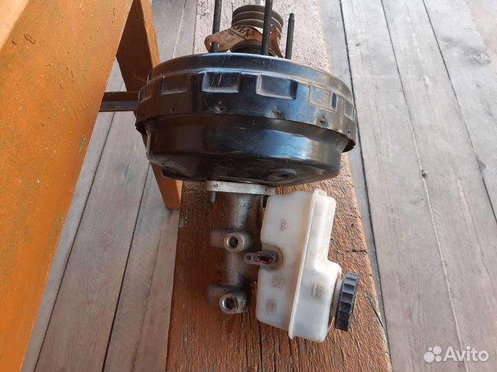 Продаю гл. тормозной цилиндр с вак. Nissan Navara