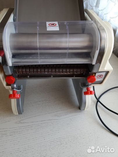 Тестораскаточная машина электрическая