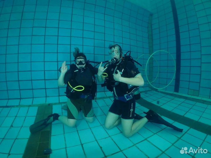 Пробное погружение с аквалангом в бассейне