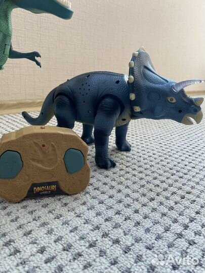 Динозавр двугающийся с пультом управлерия
