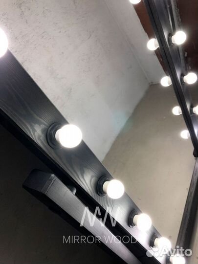 Гримерное зеркало с лампочками на подставке