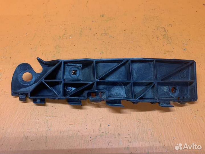 Кронштейн бампера передний правый Ford Explorer