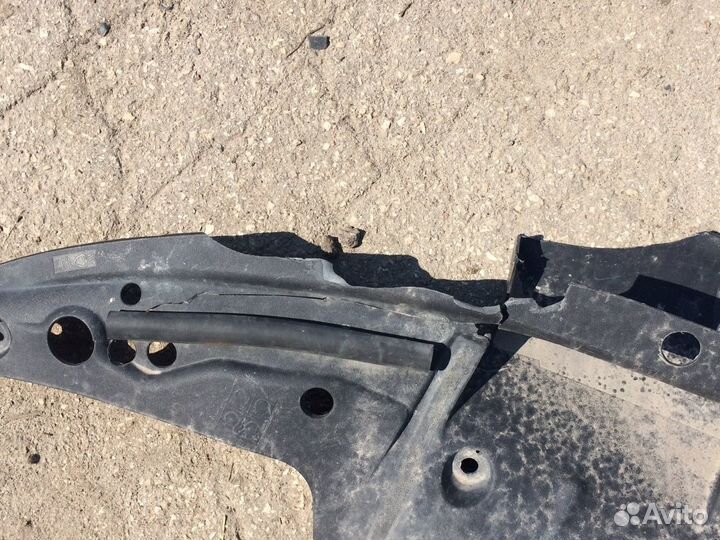 Накладка замка капота toyota Land Cruiser 200