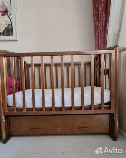 Детская кроватка с маятником