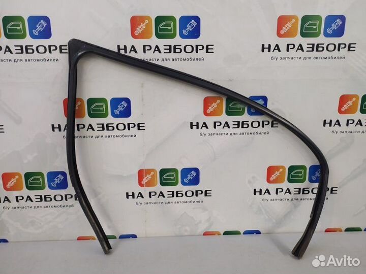Уплотнительная резинка стекла двери передняя левая