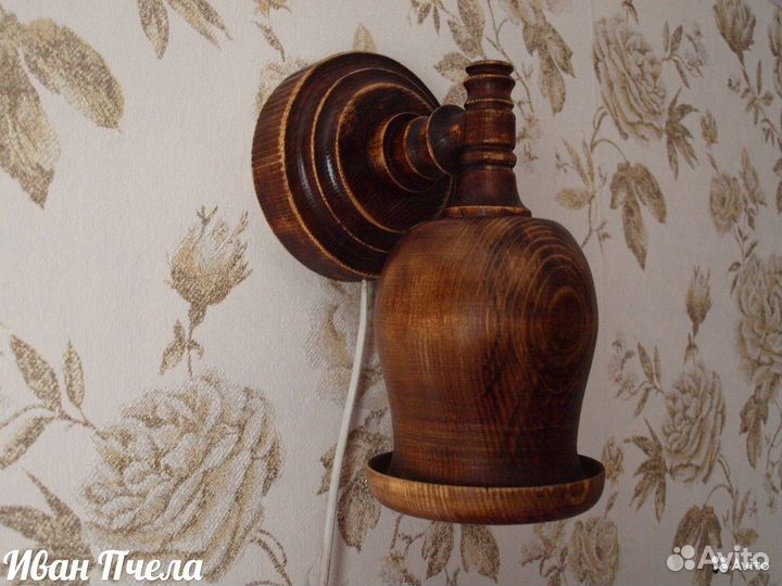 Настенный светильник деревянный