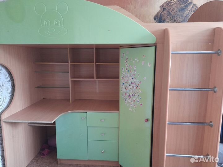 Детский уголок с кроватью и столом