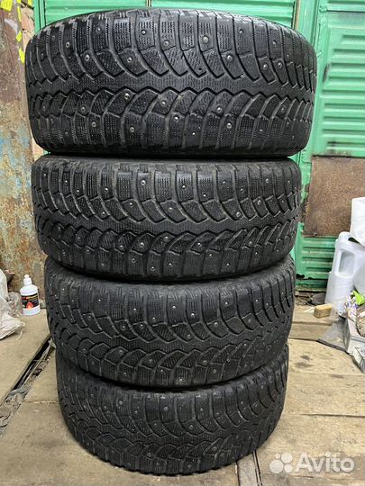 Bridgestone Blizzak Spike-01 225/55 R17