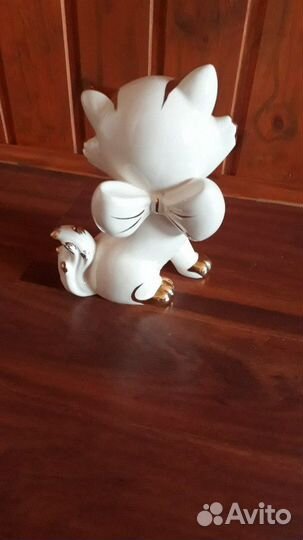 Фарфоровая фигурка