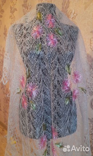 Палантин пуховый с вышивкой