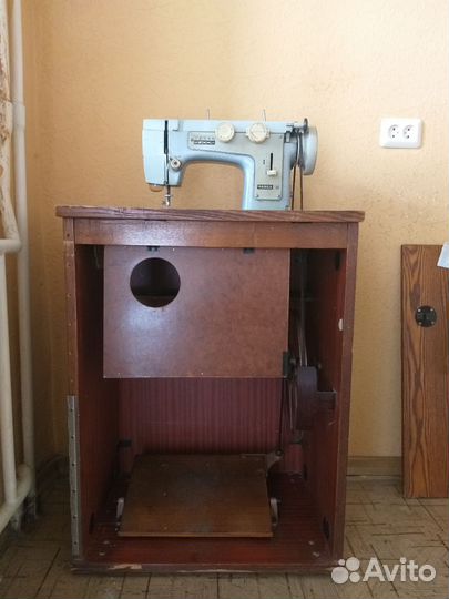 Швейная машинка Чайка с тумбой