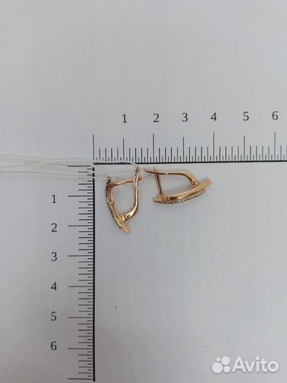 Золотые серьги с камнем