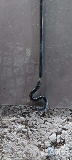 Держатель капота на Nissan Skyline v35