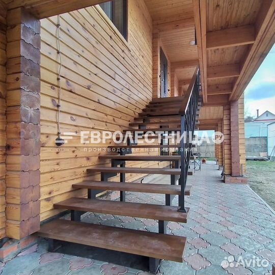 Лестница на металлическом каркасе в дом